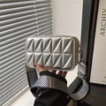 Borsa a tracolla quadrata argento con motivo trapuntato geometrico e cinturino chevron - Argento