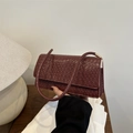 Borsa a tracolla intrecciata rosso intenso con patta e design minimalista pulito - Rosso