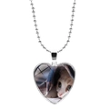 Collier coeur argenté avec photo de chat mignon et chaîne à boules métallique - Chat Regardant sous une Couverture (JY008172-6)