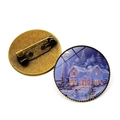 Spilla in bronzo antico con cupola in vetro e scena di cottage innevato e albero di Natale - Stile Faro Notturno di Natale (JY008224-3)