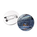 Ronde kerstbroche met besneeuwd hut-tafereel en zilveren metalen speldhouder - Aurora Sneeuwhut Stijl (JY008223-2)