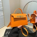 Classica borsa a mano arancione in pelle martellata con chiusura dorata da donna ufficio - Arancione