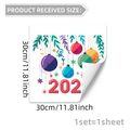 Dettaglio dell'adesivo festivo per finestre 30x30 cm con palline di Natale e stelle colorate - Stile Palla di Natale Stella Colorata (D20893)