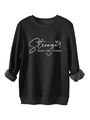 Primo piano della felpa nera con fodera in pile calda e stampa Stronger Than The Storm - Nero