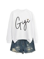 Détail du sweat Gigi blanc avec cœur léopard et short en jean aux bords effilochés - Blanc (Motif noir)