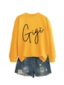 Détail du sweat-shirt Gigi jaune à cœur léopard avec un short en jean délavé et déchiré - Jaune (Motif noir)