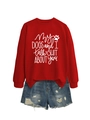 Detail eines roten Sweatshirts mit Hundespruch und Distressed Denim-Shorts Set - S / Hellrot (Weiße Schrift)