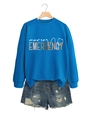 Détail du sweat à col rond bleu avec imprimé infirmière et short en jean avec déchirures - Sweat-shirt Bleu Lac (Graphique Blanc)