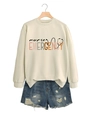 Détail du sweatshirt crème nurse emergency avec un short en jean bleu délavé - Sweat-shirt Couleur Sable (Texte Noir)