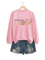 Détail du sweat-shirt infirmier rose avec un short en jean déchiré sur cintre en bois - Sweat-shirt Rose (Texte Noir)