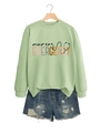 Détail du sweat vert avocat avec imprimé Nurse Emergency et short en jean assorti - Sweat-shirt Vert Olive (Texte Noir)