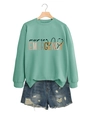 Détail du sweat vert menthe Nurse Emergency avec short en jean sur cintre en bois - Sweat-shirt Vert Clair (Texte Noir)