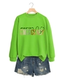 Détail du sweat vert Nurse Emergency avec short en jean sur un cintre en bois - Sweat-shirt Vert Néon (Graphique Noir)