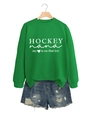 Detail eines grünen Rundhals-Sweatshirts mit weißem HOCKEY NANA Kunstdruck-Design - S / Grasgrün (Weiße Schrift)