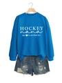 Detail von marineblauem Sweatshirt mit Hockey Nana Aufdruck und zerrissenen Denim-Shorts - Seeblau (Weiße Schrift)