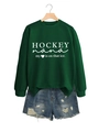 Nahaufnahme des dunkelgrünen Hockey-Sweatshirts und der Jeans-Shorts mit Fransen und Löchern - Dunkelgrün (Weiße Schrift)