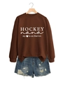 Detail eines dunkelbraunen Hockey Nana Sweatshirts mit zerrissenen Denim-Shorts kombiniert - Kaffee (Weiße Schrift)