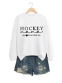 Detailaufnahme des weißen Hockey Nana Sweatshirts und der abgenutzten Denim-Shorts - Weiß (Schwarze Schrift)