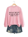 Detailaufnahme des rosa Hockey Nana Sweatshirts und der zerrissenen Jeans-Shorts Kombi - Rosa (Schwarzer Text)