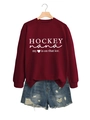 Detail eines burgunderroten Hockey Nana Sweatshirts mit zerrissenen Denim-Shorts - Weinrot (Weiße Schrift)