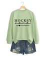 Detail von hellgrünem Hockey Nana Sweatshirt mit modisch zerrissenen Denim-Shorts-Set - Olivgrün (Schwarze Schrift)