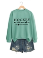 Detail des mintgrünen Sweatshirts mit Textdruck und zerrissenen Denim-Shorts - Hellgrün (Schwarzer Text)