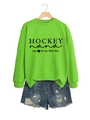 Detail von neongrünem Hockey Nana Sweatshirt mit Distressed Denim Shorts und Aufdruck - Leuchtgrün (Schwarze Schrift)