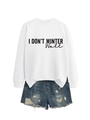 Vista plana de una sudadera blanca con texto impreso y pantalones cortos vaqueros - L / Blanco