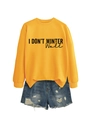 Detalle de sudadera amarilla 'I DON'T WINTER Well' y pantalones cortos de mezclilla - S / Amarillo