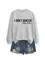 Plano detalle de sudadera gris I Don't Winter Well con shorts vaqueros azules desgastados - S / Gris