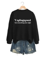 Detail eines schwarzen Crewneck-Sweatshirts mit weißem Aufdruck und Distressed-Denim-Shorts - Schwarz (Weiße Schrift)