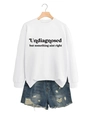 Flachbild von weißem Sweatshirt mit Slogan und blauen Jeansshorts im Distressed-Look - Weiß (Schwarze Schrift)