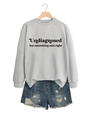 Detail eines grauen Sweatshirts mit schwarzem Spruch und zerrissenen Denim-Shorts vor weißem Grund - Grau (Schwarze Schrift)
