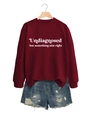 Nahaufnahme von burgunderfarbenem Sweatshirt und blauen Jeans-Shorts an einem Holzkleiderbügel - Weinrot (Weiße Schrift)