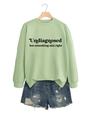 Detail von minzgrünem Sweatshirt mit Text und blauem Distressed-Denim-Shorts-Set - Olivgrün (Schwarze Schrift)