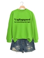 Detail eines neongrünen Sweatshirts mit schwarzem Text und Denim-Shorts am Kleiderbügel - Neongrünes Sweatshirt (Schwarze Schrift)