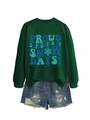 Détail du sweat-shirt vert foncé avec motifs SNOW DAYS et short en jean vieilli - Vert clair