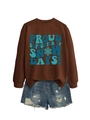 Détail du sweat marron avec imprimé Proud Supporter of Snow Days et short en jean - Café
