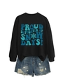 Détail du sweat avec texte Snow Days et short en jean usé avec bordures effilochées - Noir