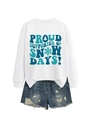 Détail de l'imprimé Proud Supporter of Snow Days sur sweat blanc et short en jean bleu - Blanc