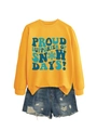Détail du sweat jaune avec imprimé Proud Supporter of Snow Days et short en jean - Jaune