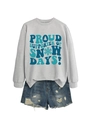 Détail du sweat gris avec texte 'Proud Supporter of Snow Days' et short en jean - Gris