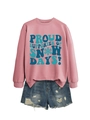 Vue à plat du sweat rose avec graphismes de neige et short en jean vieilli pour l'hiver - Or rose