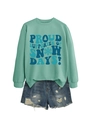 Mise à plat du sweat vert menthe avec motifs de neige et short en jean vieilli - Vert clair