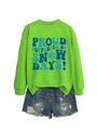 Détail d'un sweat-shirt vert imprimé Proud Supporter of Snow Days et d'un short en jean - Vert Fluorescent