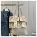 Detalle de bolso tote de lona beige con volantes plisados y correas para el hombro - Blanco