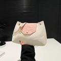 Schicke elfenbeinfarbene Schultertasche mit Kette und Faltenoptik in Lackleder-Optik - Rosa und Weiß