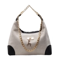 Borsa tote da donna con catena dorata e ciondolo a cervo su sfondo bianco - Cachi & Nero