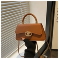 Detalle del bolso vintage marrón con hebilla ovalada dorada y costuras elegantes - Marrón
