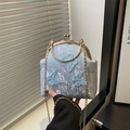 Sac rétro bleu clair avec fermoir baiser, papillons 3D et tissu jacquard gaufré - Bleu